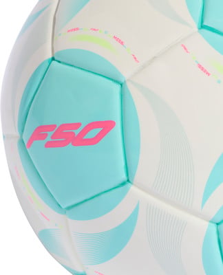 Ein Fußball mit der Aufschrift F50 und blauen und weißen Mustern. Ein Fußball mit der Aufschrift F50 und blauen und weißen Mustern.