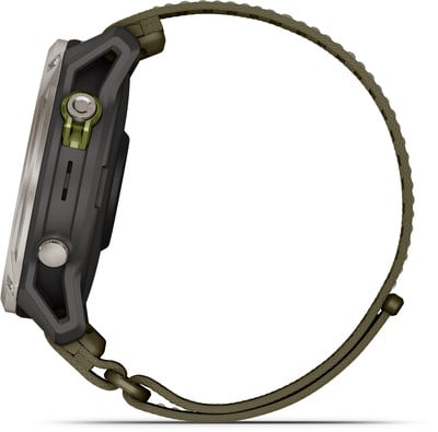 Detail einer Uhr mit olivgrünem Armband und Knöpfen.
