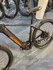 Ein KTM E-Mountainbike mit orangefarbenen Details und schwarzem Rahmen.