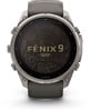 Graue Garmin Fenix 9 Pro Smartwatch mit topografischem Zifferblatt.