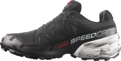 Schwarzer Salomon Speedcross Laufschuh mit weißem Logo und rotem Schriftzug. Schwarzer Salomon Speedcross Laufschuh mit weißem Logo und rotem Schriftzug.