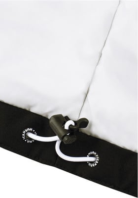 Detail eines weißen Stoffes mit schwarzem Saum und Kordelzug. Detail eines weißen Stoffes mit schwarzem Saum und Kordelzug.