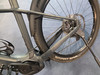 Rückseite eines E-Bikes mit Schutzblech und Ständer.