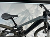 Ein Mountain-E-Bike mit Sattelstütze und Federung auf weißem Hintergrund.