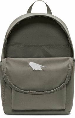 Grauer Nike-Rucksack mit Logo auf der Vordertasche. Grauer Nike-Rucksack mit Logo auf der Vordertasche.