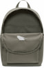 Grauer Nike-Rucksack mit Logo auf der Vordertasche.