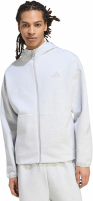 Ein Mann trägt eine hellgraue Kapuzenjacke mit Adidas-Logo. Ein Mann trägt eine hellgraue Kapuzenjacke mit Adidas-Logo.