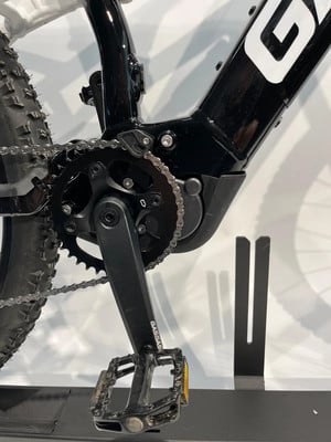 Detail eines E-Mountainbikes mit Antrieb und Kurbeln. Detail eines E-Mountainbikes mit Antrieb und Kurbeln.