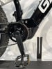 Detail eines E-Mountainbikes mit Antrieb und Kurbeln.