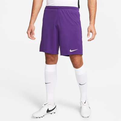 Herren-Shorts in Lila von Nike mit weißem Logo und weißen Socken. Herren-Shorts in Lila von Nike mit weißem Logo und weißen Socken.