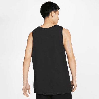 Mann in schwarzem Tanktop von hinten auf weißem Hintergrund. Mann in schwarzem Tanktop von hinten auf weißem Hintergrund.