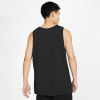 Mann in schwarzem Tanktop von hinten auf weißem Hintergrund.
