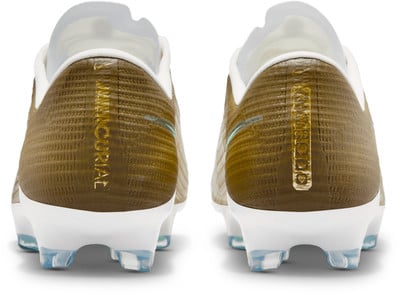 Zlaté kopačky Nike Mercurial s bielou podrážkou a logom Nike.