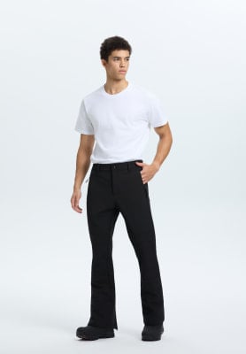Ein Mann in einem weißen T-Shirt und schwarzer Hose steht vor einem weißen Hintergrund. Ein Mann in einem weißen T-Shirt und schwarzer Hose steht vor einem weißen Hintergrund.