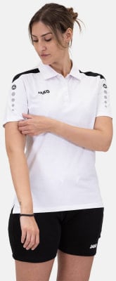 Eine Frau in einem weißen Poloshirt und einer schwarzen Shorts mit JAKO-Logo. Eine Frau in einem weißen Poloshirt und einer schwarzen Shorts mit JAKO-Logo.