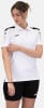 Eine Frau in einem weißen Poloshirt und einer schwarzen Shorts mit JAKO-Logo.