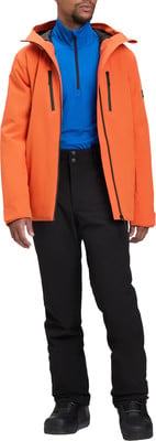 Ein Mann in einer orangefarbenen Jacke und schwarzen Hosen steht vor weißem Hintergrund. Ein Mann in einer orangefarbenen Jacke und schwarzen Hosen steht vor weißem Hintergrund.