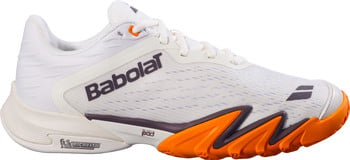 Weiße Babolat Tennisschuhe mit orangefarbenen Details und Michelin-Logo.