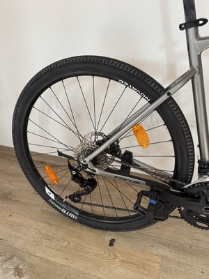 Hinterrad eines Mountainbikes mit Schaltwerk und Pedal. Hinterrad eines Mountainbikes mit Schaltwerk und Pedal.