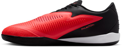 Schwarzer und roter Nike Phantom Fußballschuh mit weißer Sohle.
