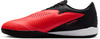 Schwarzer und roter Nike Phantom Fußballschuh mit weißer Sohle.