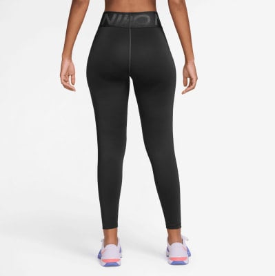 Frau in schwarzen Leggings und Sport-BH mit Nike-Logo.