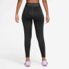 Frau in schwarzen Leggings und Sport-BH mit Nike-Logo.