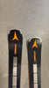 Zwei schwarze Atomic-Ski mit orangefarbenem Logo und silbernen Details.