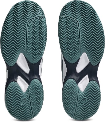 Schuhsohle mit ausgeprägtem Profil für guten Halt auf dem Untergrund. Schuhsohle mit ausgeprägtem Profil für guten Halt auf dem Untergrund.