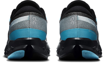 Rückansicht eines Paares Laufschuhe mit blauen und grauen Details. Rückansicht eines Paares Laufschuhe mit blauen und grauen Details.