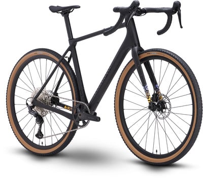 Schwarzes Gravelbike mit braunen Reifen und schwarzem Rahmen. Schwarzes Gravelbike mit braunen Reifen und schwarzem Rahmen.