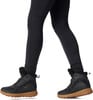Schwarze Winterschuhe mit Pelz und brauner Sohle an einer Frau.