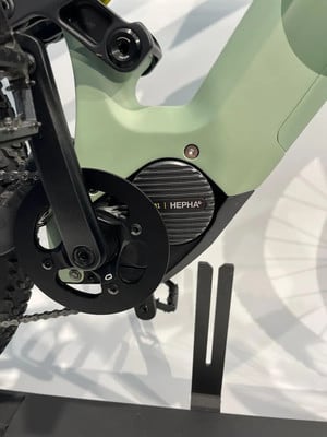 Detail eines Elektrofahrrads mit sichtbarem Motor und Kette. Detail eines Elektrofahrrads mit sichtbarem Motor und Kette.