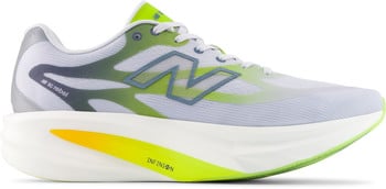 Weiße New Balance Laufschuhe mit limetten- und grauen Details und N-Logo.