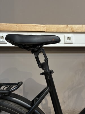 Schwarze Fahrrad-Sattelstütze mit Verstellmechanismus und Sattel. Schwarze Fahrrad-Sattelstütze mit Verstellmechanismus und Sattel.