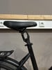 Schwarze Fahrrad-Sattelstütze mit Verstellmechanismus und Sattel.
