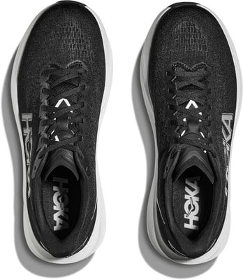 Ein Paar schwarze Hoka-Laufschuhe mit weißer Sohle von oben. Ein Paar schwarze Hoka-Laufschuhe mit weißer Sohle von oben.
