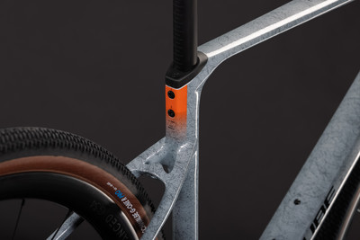 Rahmendetail eines Fahrrads mit orange-grauem Muster und schwarzem Reifen. Rahmendetail eines Fahrrads mit orange-grauem Muster und schwarzem Reifen.