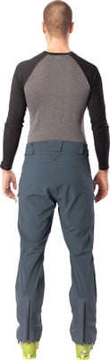 Rückansicht eines Mannes in Skihose und Langarmshirt. Rückansicht eines Mannes in Skihose und Langarmshirt.