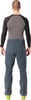 Rückansicht eines Mannes in Skihose und Langarmshirt.