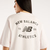 Ein Mädchen in einem rosafarbenen T-Shirt mit dem New Balance-Logo und dem Schriftzug Athletics.