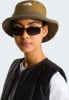 Model in Khaki-Hut und schwarzer Weste mit weißem T-Shirt und Sonnenbrille.