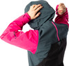 Eine Person passt die Kapuze einer dunkelgrauen Jacke mit rosa Ärmeln an.