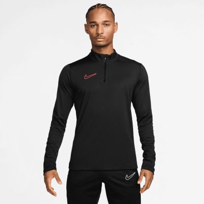 Ein Mann in einem schwarzen Nike Langarmshirt mit pinkem Logo. Ein Mann in einem schwarzen Nike Langarmshirt mit pinkem Logo.