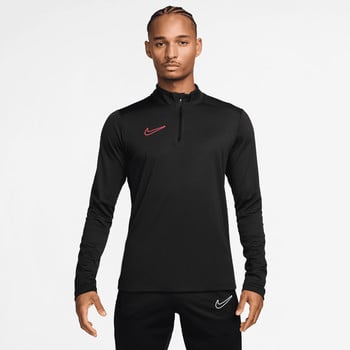 Egy férfi fekete Nike pólóban, hosszú ujjal és rózsaszín logóval.