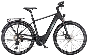 Schwarzes KTM E-Bike mit Gepäckträger und Schutzblechen auf weißem Hintergrund.