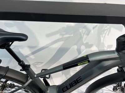 Detail eines Cube Reaction E-Bikes mit mattgrauem Rahmen und grüner Beschriftung. Detail eines Cube Reaction E-Bikes mit mattgrauem Rahmen und grüner Beschriftung.