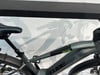 Detail eines Cube Reaction E-Bikes mit mattgrauem Rahmen und grüner Beschriftung.