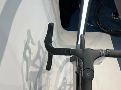 Detail von Lenker und Vorbau eines modernen schwarzen Fahrrads. Detail von Lenker und Vorbau eines modernen schwarzen Fahrrads.