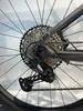 Detail eines Fahrrad-Schaltwerks mit Kassette und Kette.